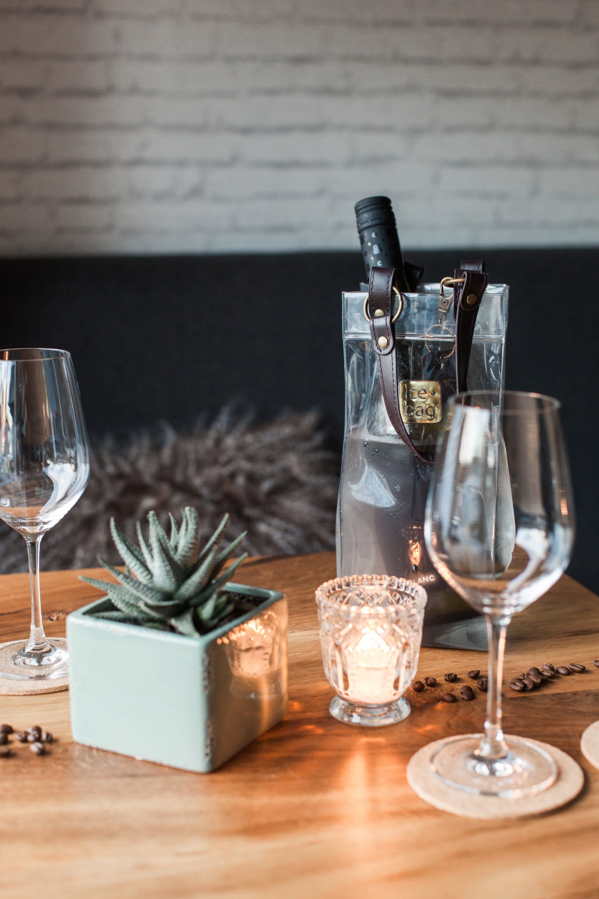 Eine Flasche Prosecco wird auf dem Tisch serviert