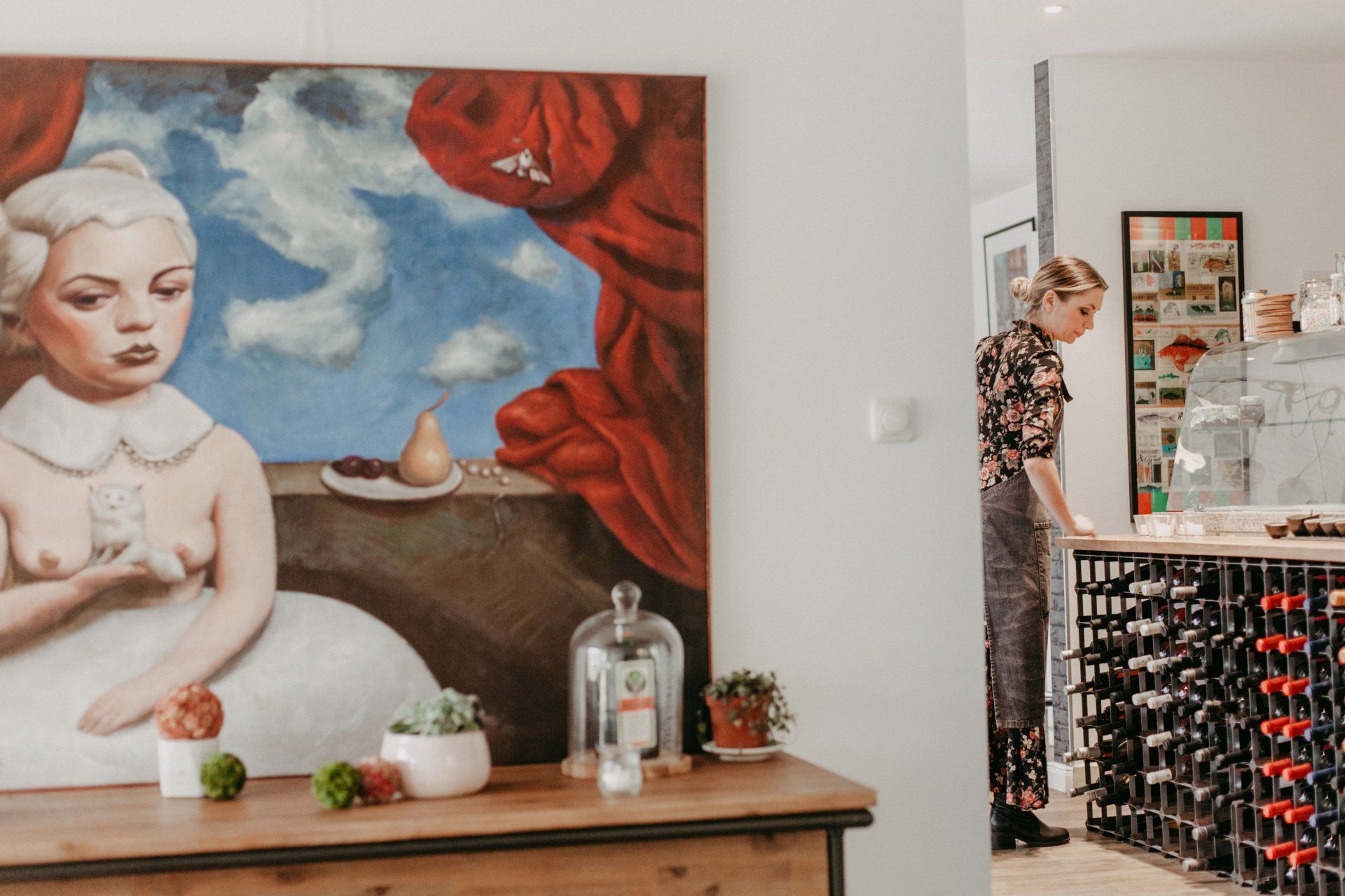 Ein Einblick hinter die Kulissen des Restaurants. Man erkennt Inhaberin Tatjana Rettig bei Ihren täglichen Vorbereitungen