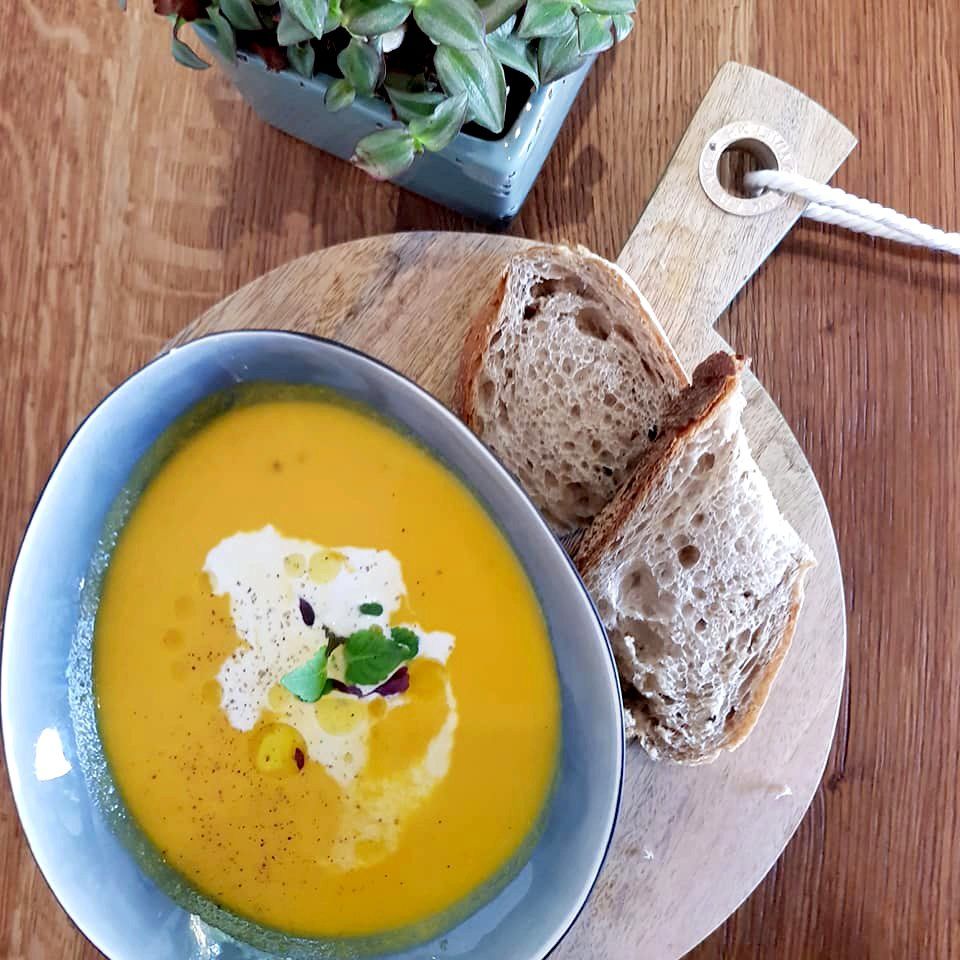 Eine Kürbis Suppe aus der Vogelperspektive