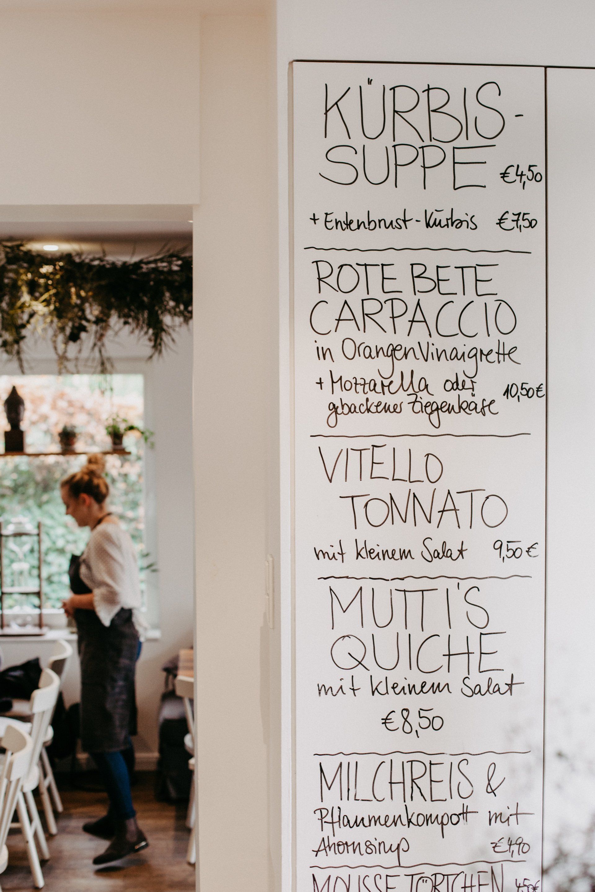 Einblick in das Ambiente mit Tafel auf der die Tagesempfehlung steht