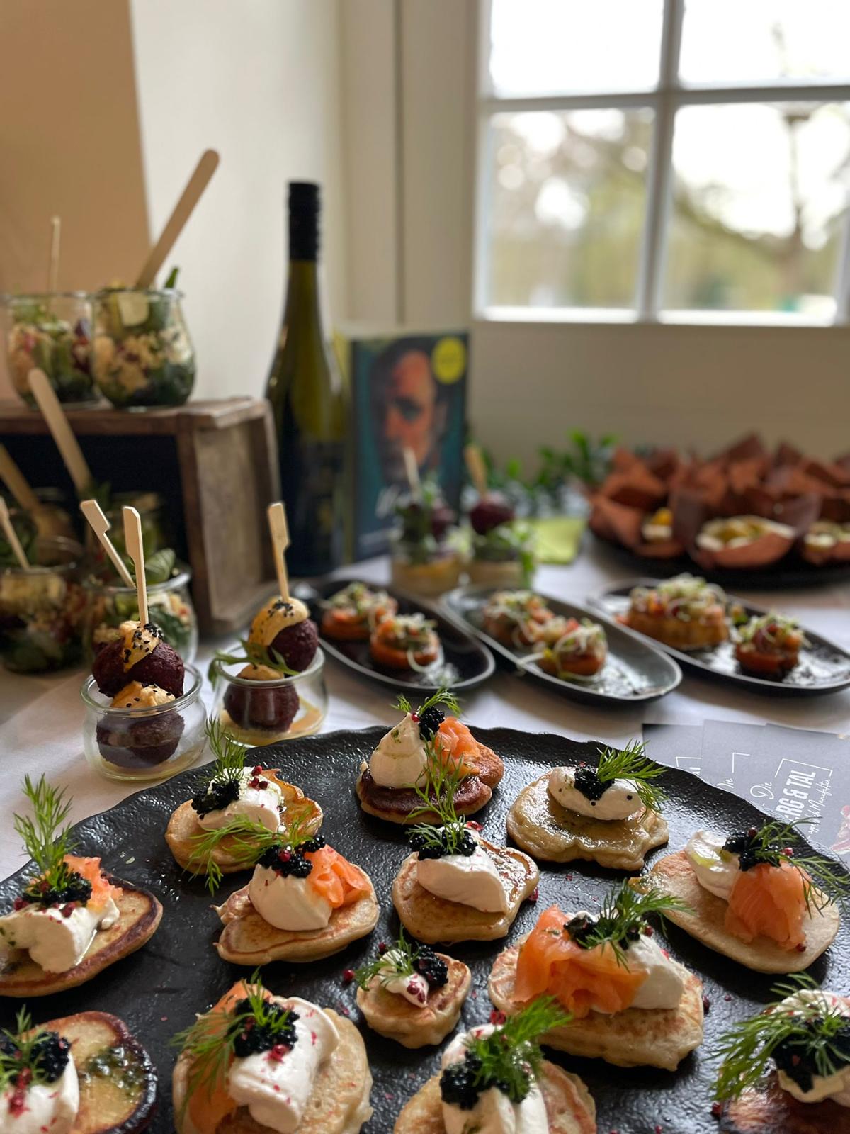 Catering Ausschnitte, die das Catering und Speisen zeigen, die außergewöhnlich toll aussehen und bestimmt auch so schmecken