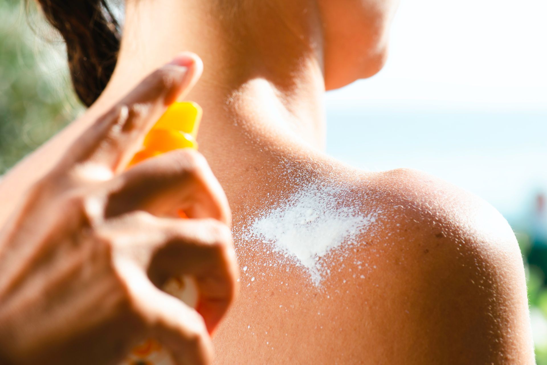 applicazione protezione solare sulla schiena