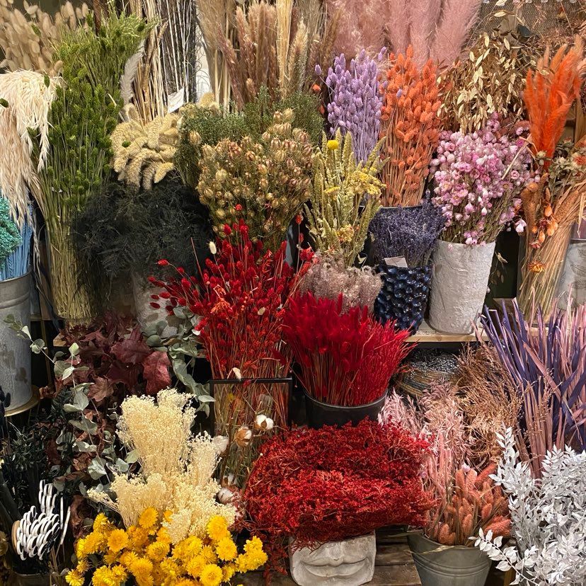 Un flacon de parfum se trouve à côté d'un vase de fleurs