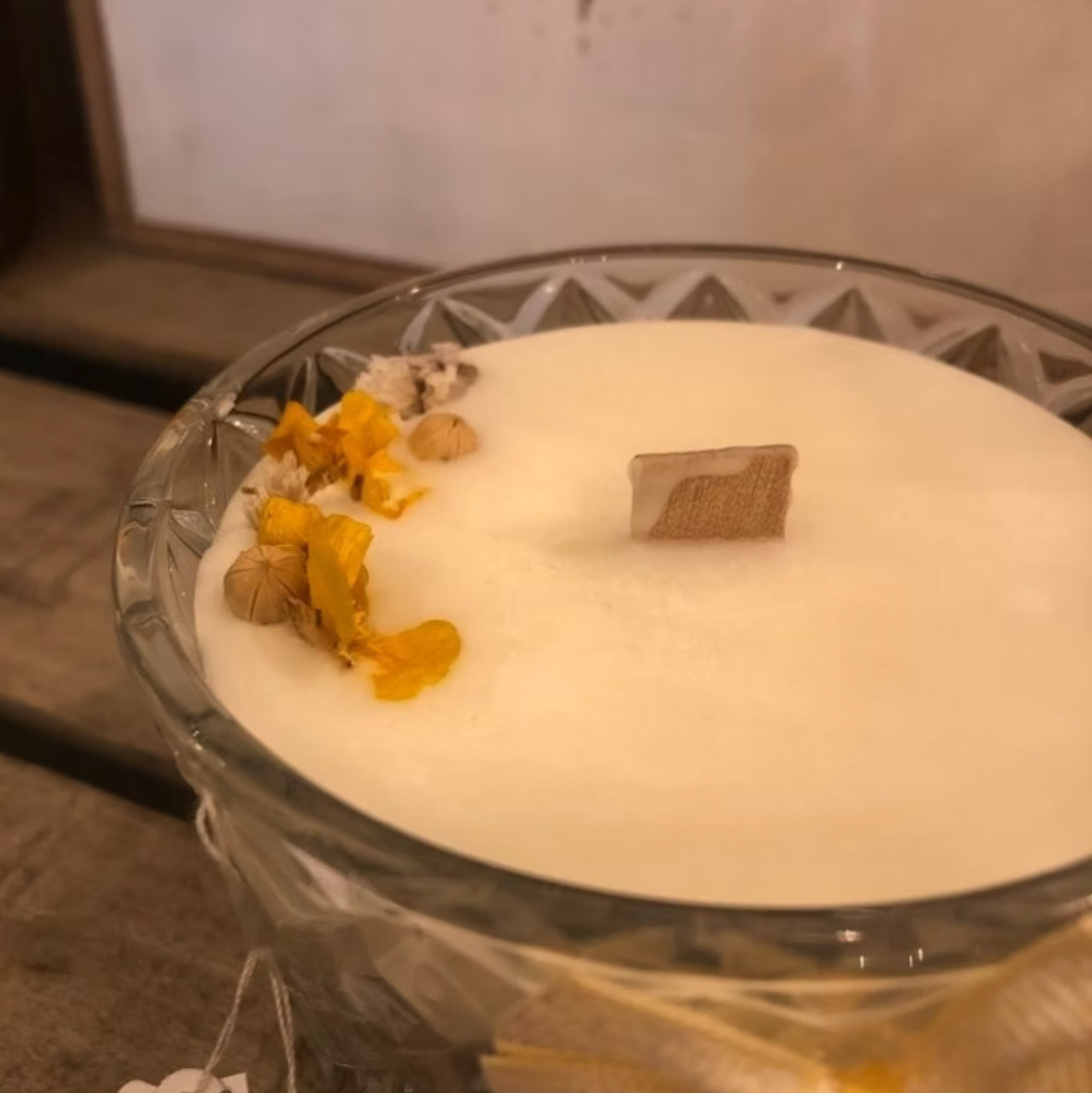 Un gros plan d'une bougie dans un bol en verre