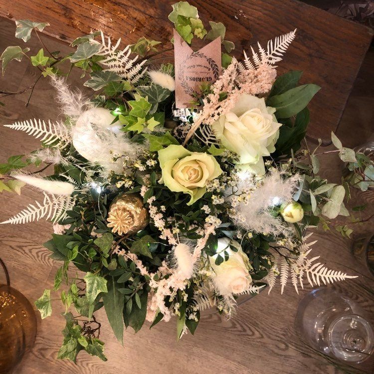 Un bouquet de fleurs est posé sur une table en bois.