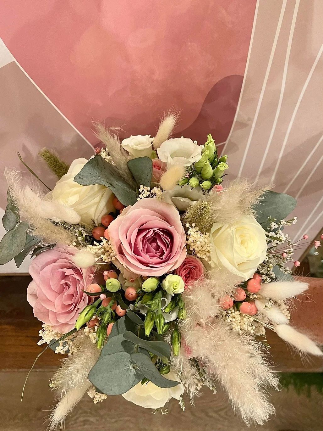 Un gros plan d'un bouquet de fleurs sur une table.