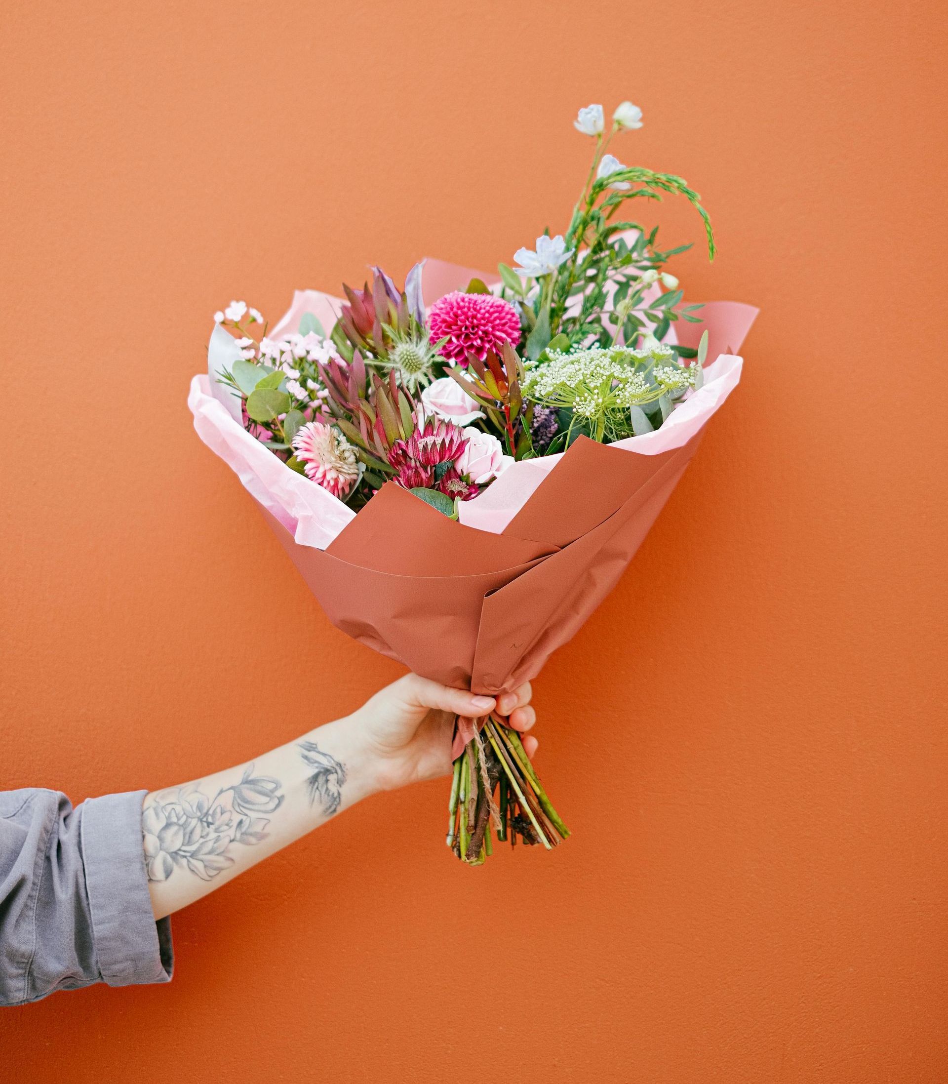 Un bouquet de fleurs est posé sur une table.