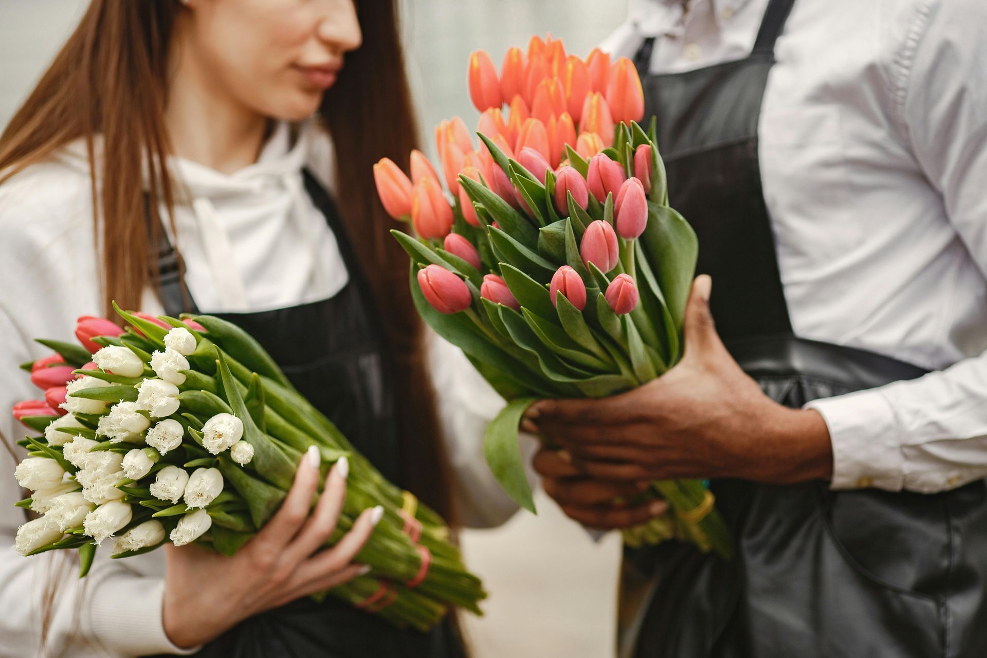Un bouquet de fleurs est posé sur une table dans un magasin de fleurs.