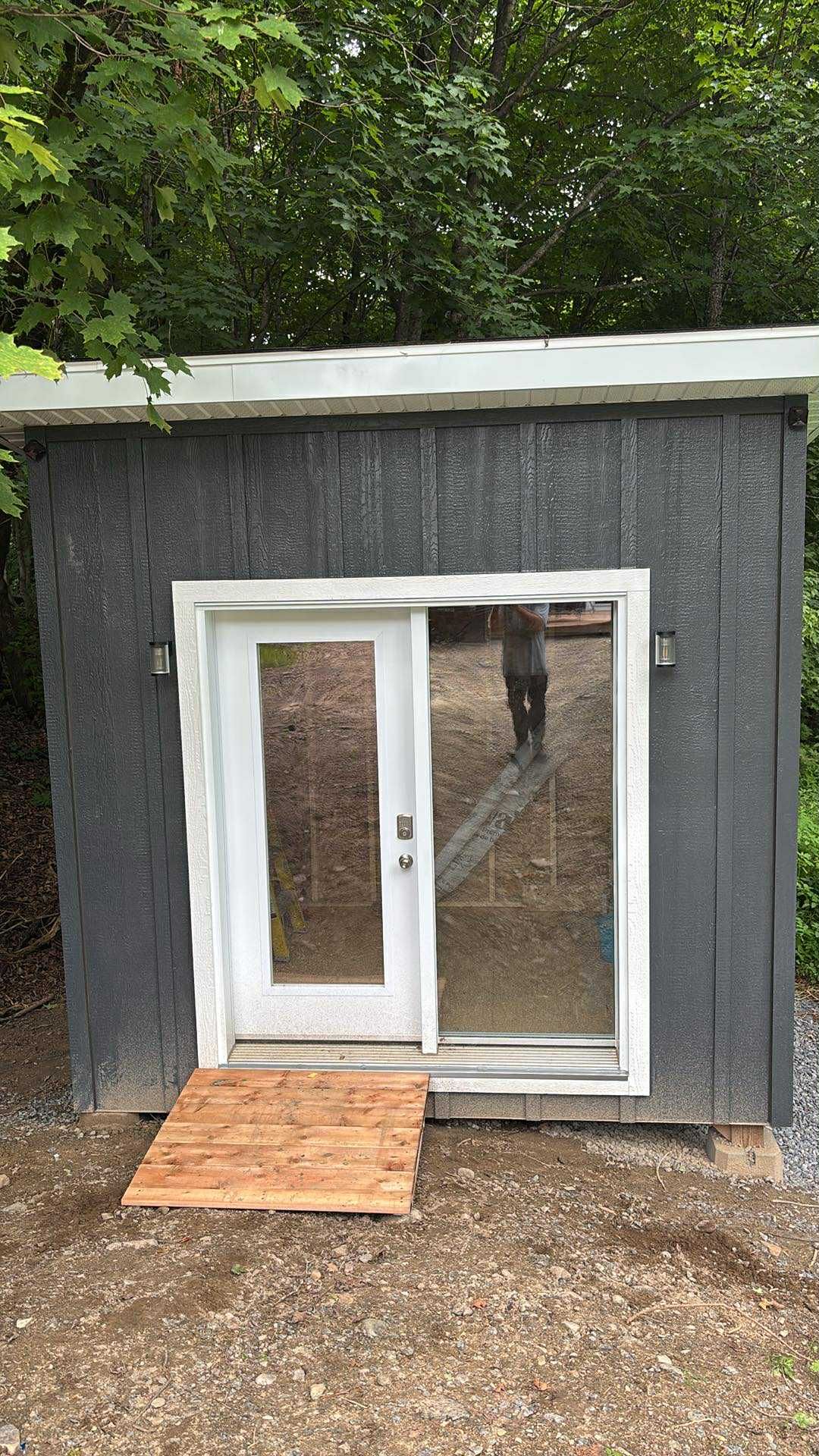 Plancher en bois avec une grille d'aération décorative rectangulaire.