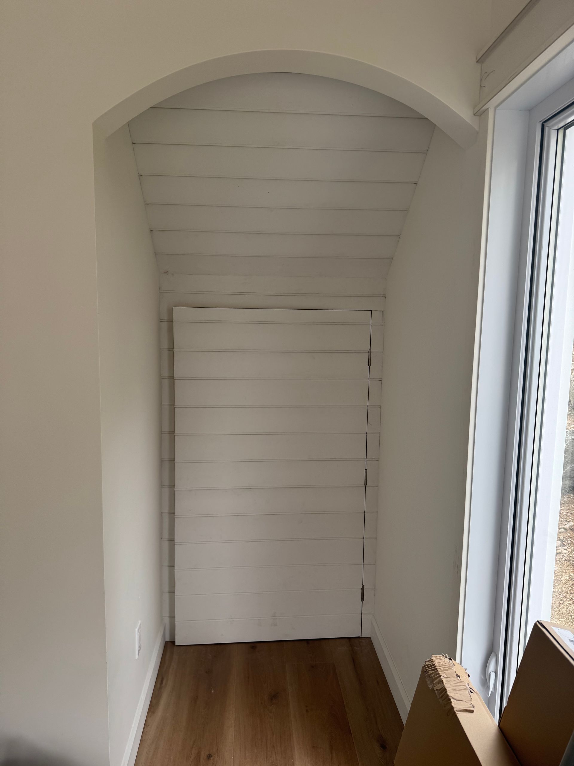 Plancher en bois avec une grille d'aération décorative rectangulaire.