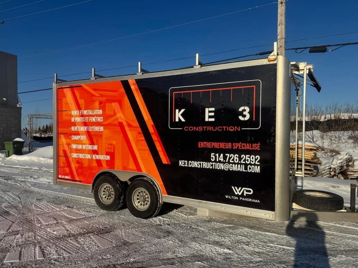 Plancher en bois avec une grille d'aération décorative rectangulaire.