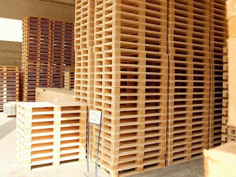 pila di bancali in pellet