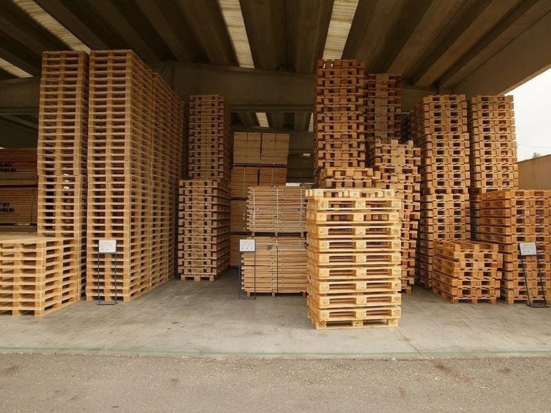 magazzino con bancali in pellet