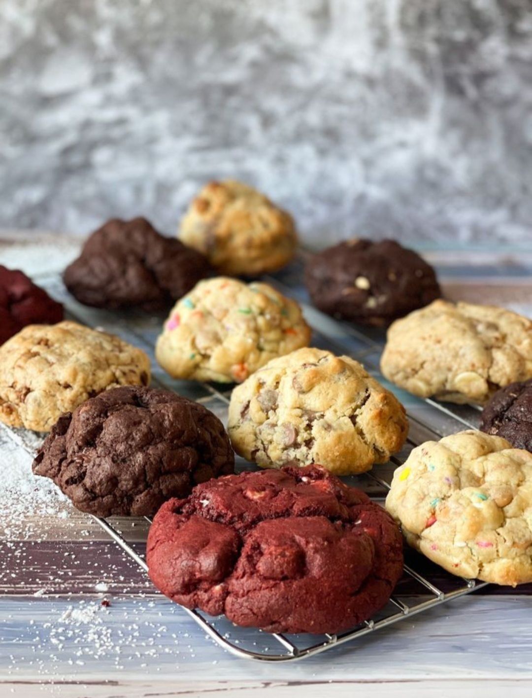 Una bandeja de galletas de terciopelo rojo con chips de chocolate blanco.