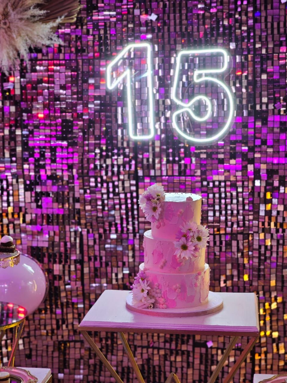 Pastel rosa de varios niveles sobre una mesa,