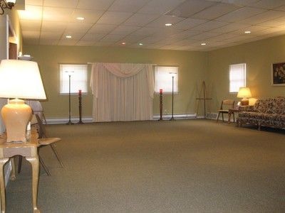 An empty room with a couch and lamps in it