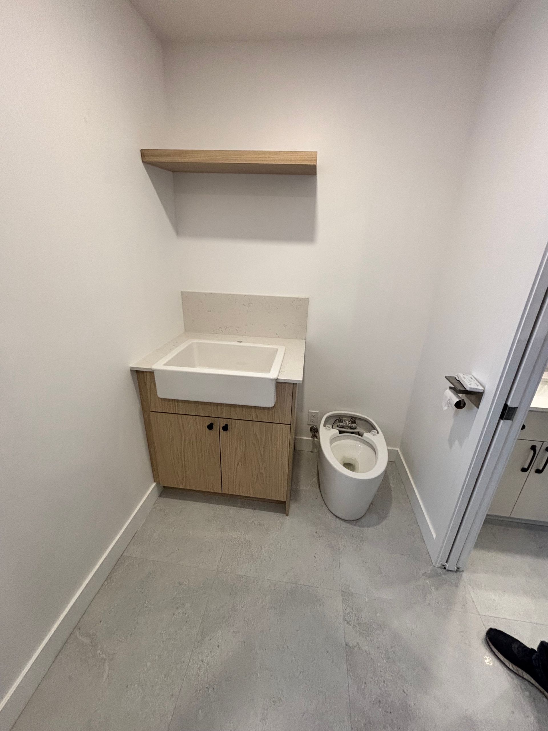 Une salle de bain avec un lavabo et des toilettes.