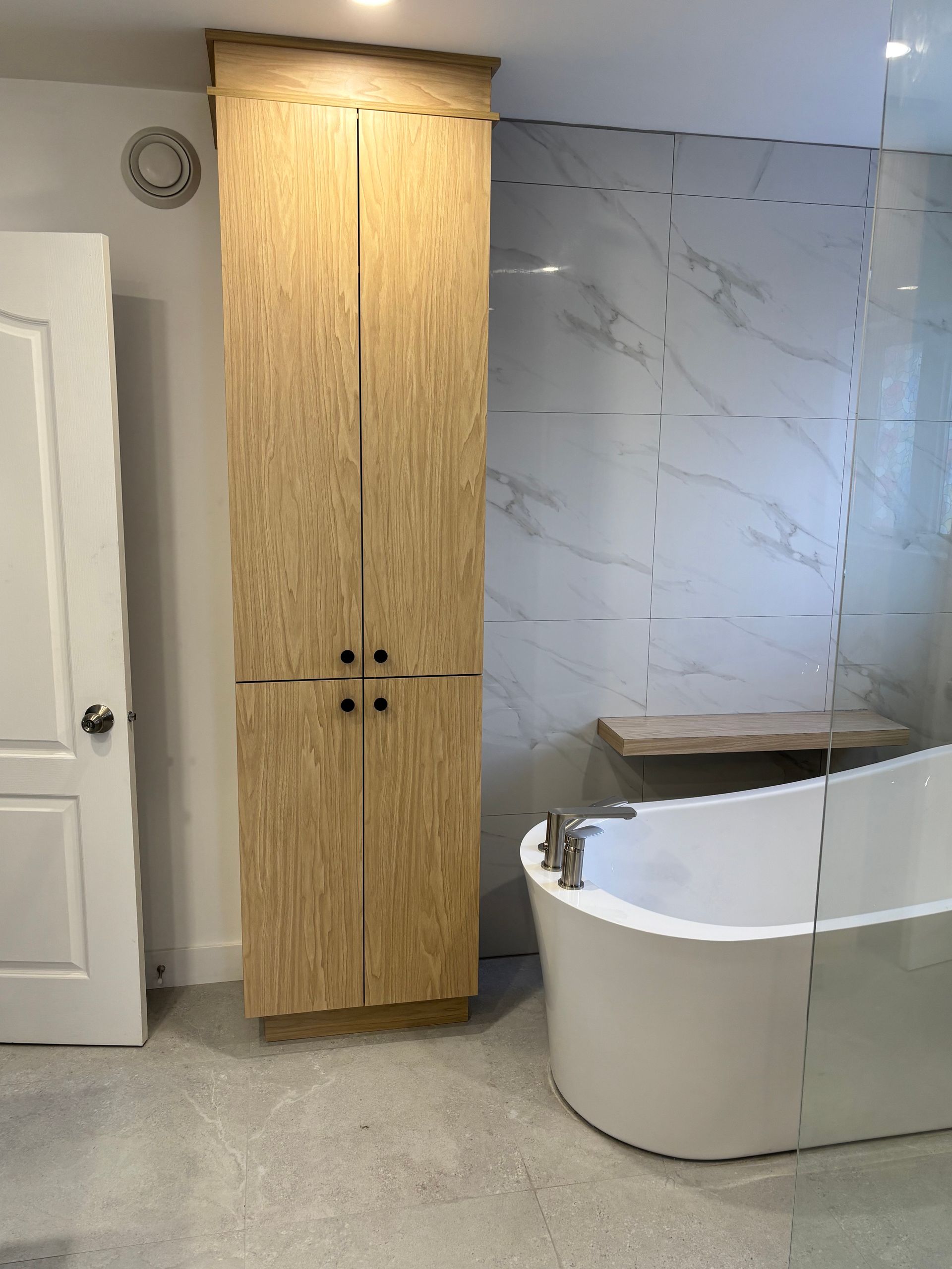 Une salle de bain avec une baignoire et un meuble.