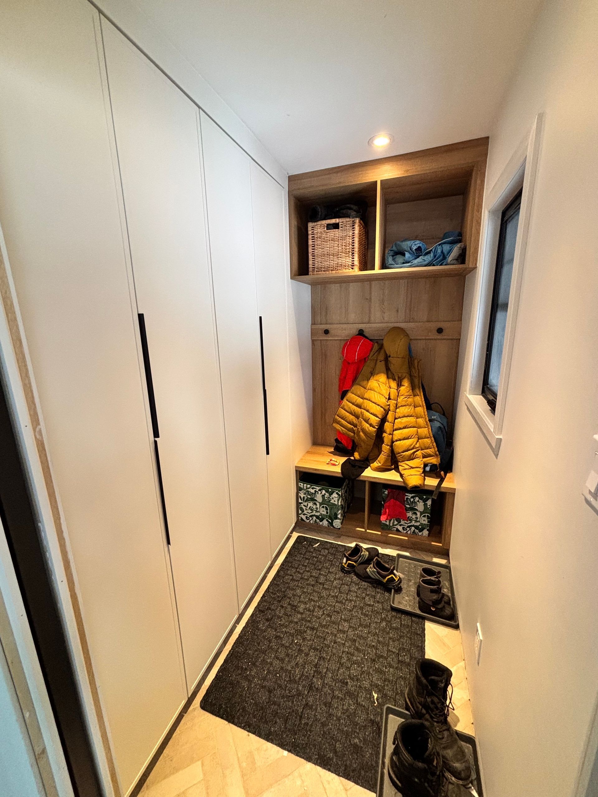 Une salle de boue avec un banc et une fenêtre.