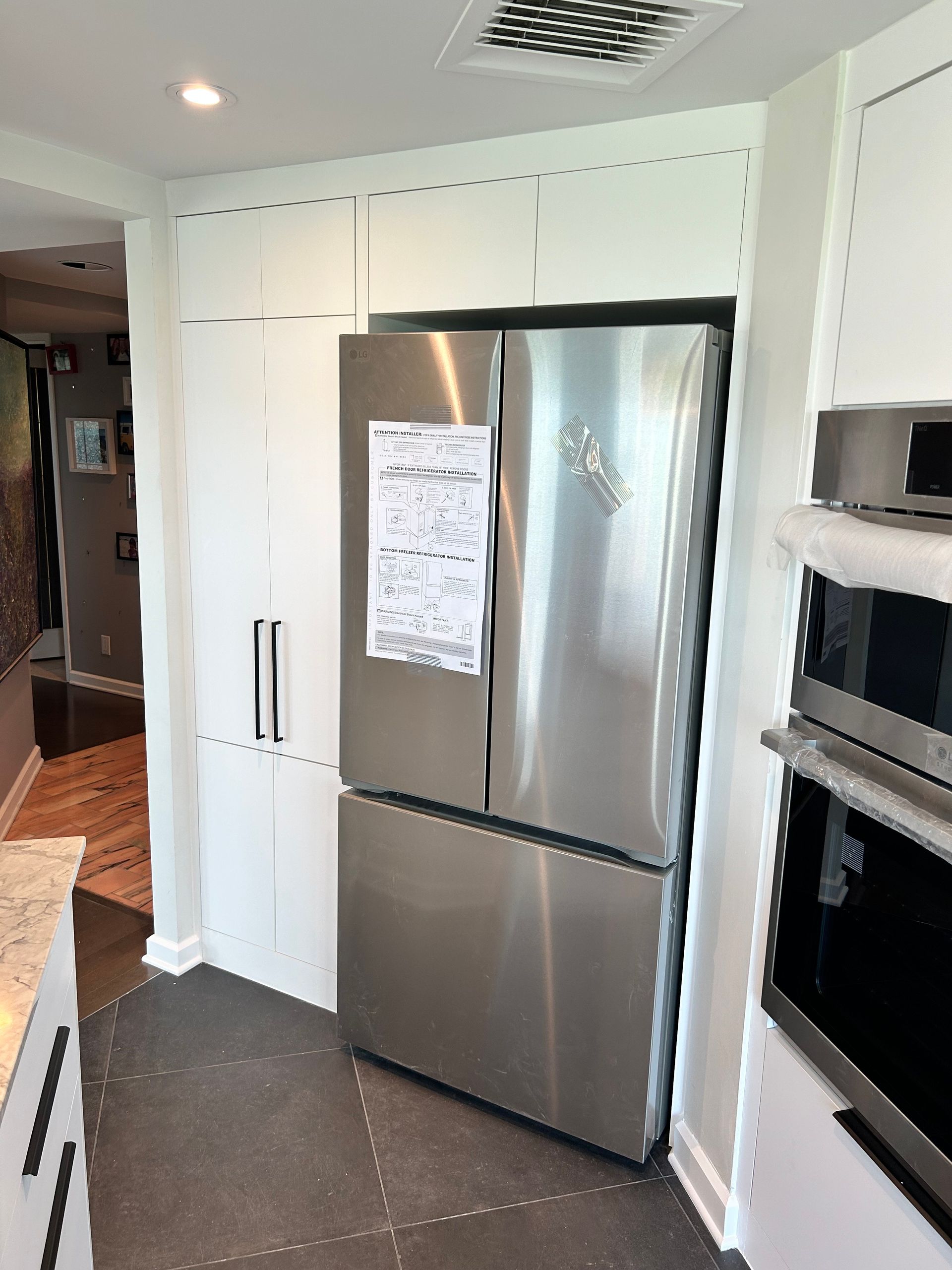 Une cuisine avec des appareils électroménagers en acier inoxydable et un réfrigérateur en acier inoxydable