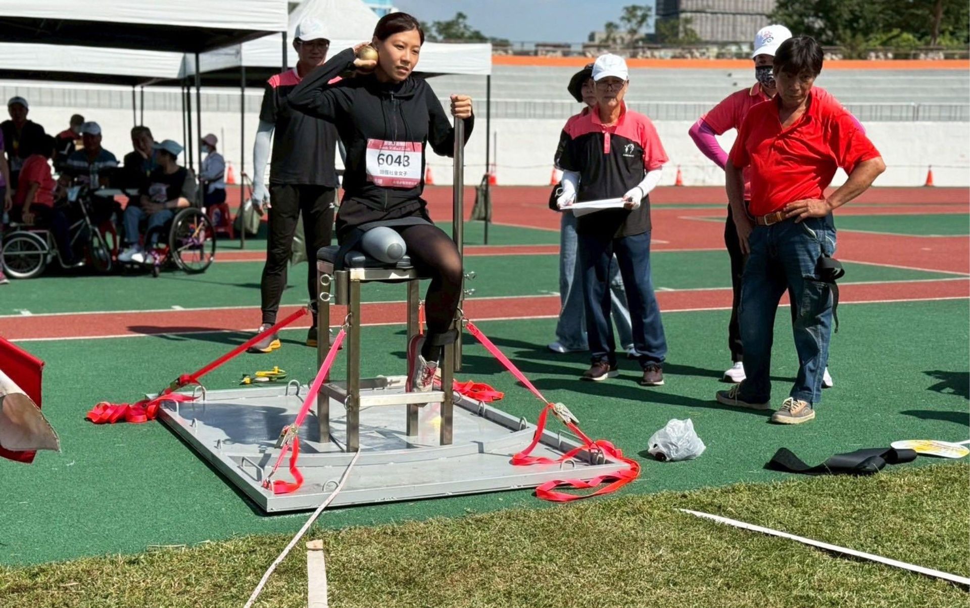 永純義肢使用者於戶外步道合影，展現重啟生活後的行動力與自信笑容。