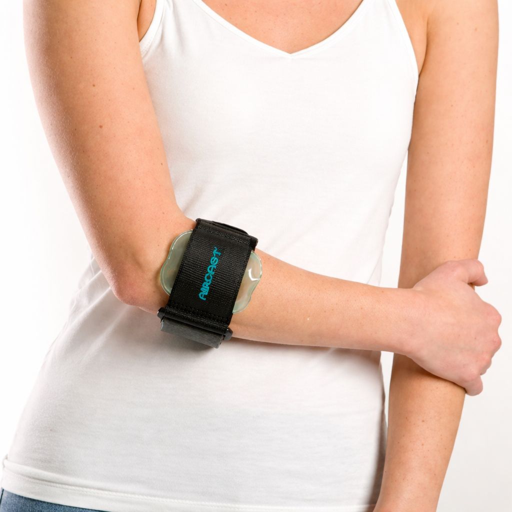 永純充氣式網球肘 Aircast Armband：女性穿戴特寫，展示黑色寬版束帶內嵌半透明氣墊壓力墊，以及正面醒目的湖水綠 AIRCAST 品牌標誌。