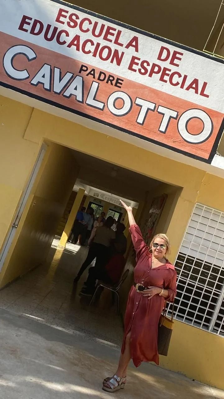 Entrance to Escuela de Educación Especial Padre Cavotto, with a woman standing in front of the doorway.