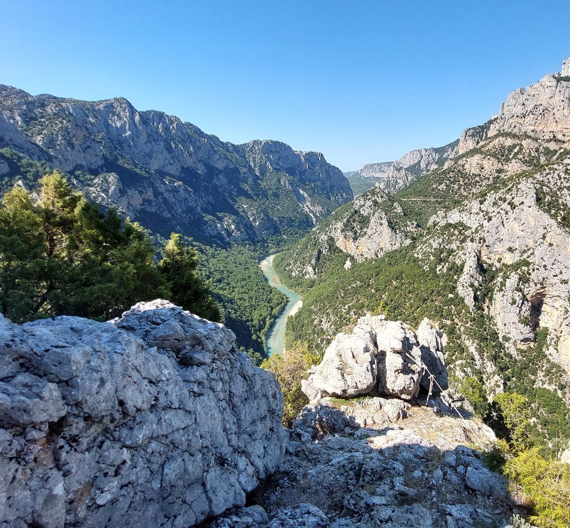un paysage de gorges