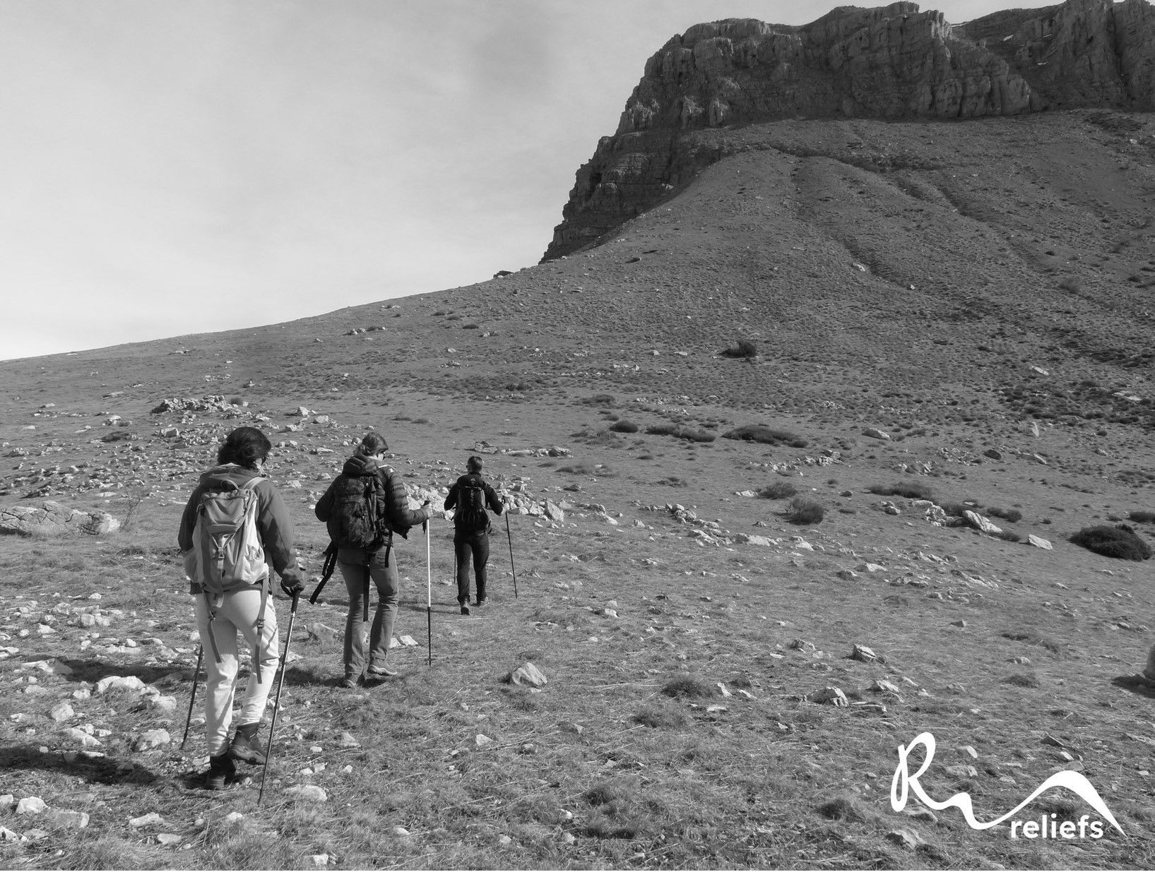 De randonneurs qui marchent