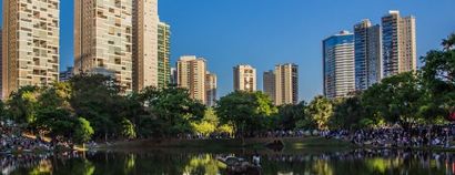 Vista aérea de Areado, Minas Gerais, com uma igreja ao fundo