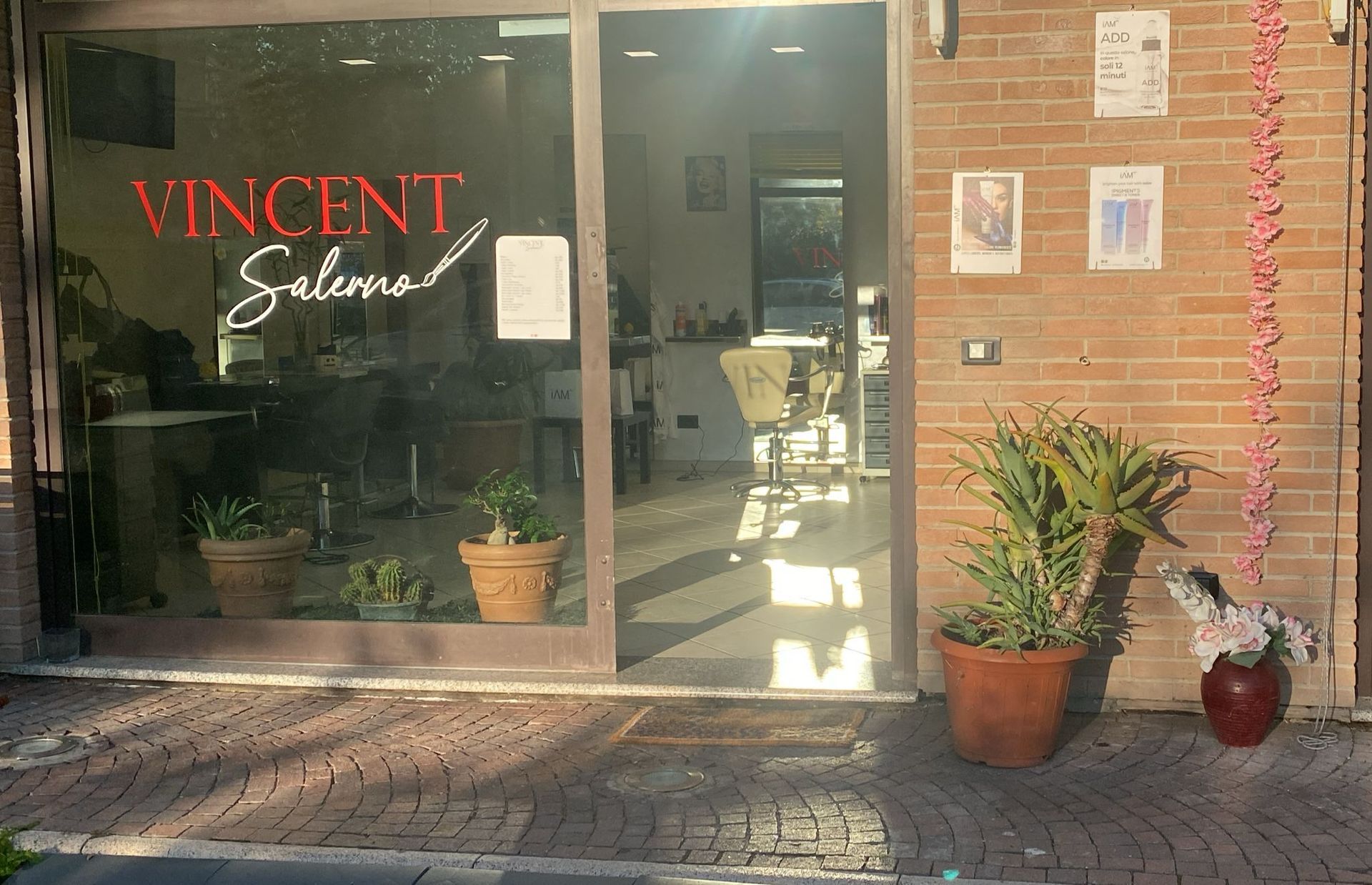 Ingresso del salone, insegna 