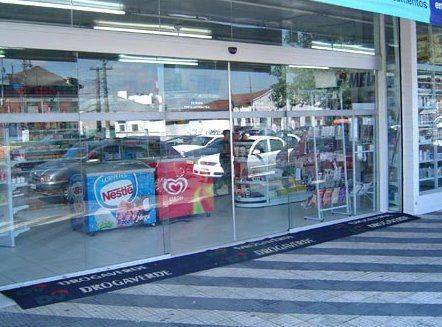 Entrada da loja Envidraçada e com Portas Automáticas | Vidraçaria Casa Verde