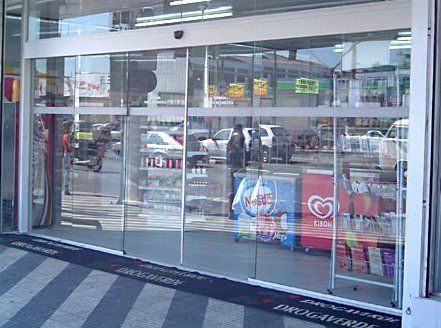 Entrada da loja Envidraçada e com Portas Automáticas | Vidraçaria Casa Verde