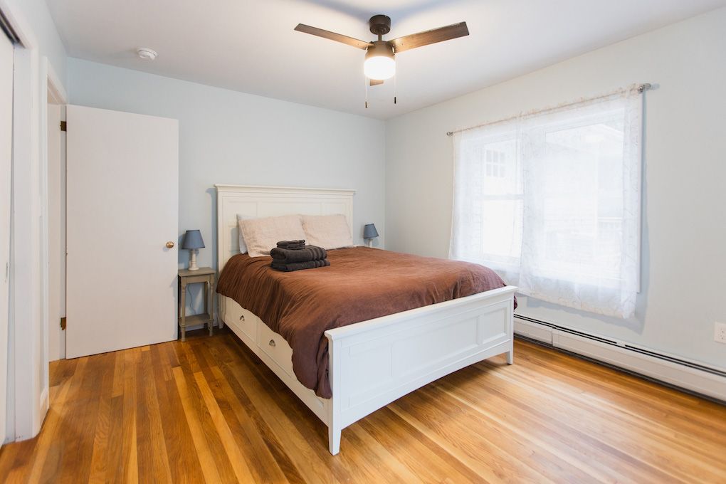 A Bedroom with A Bed and A Ceiling Fan
