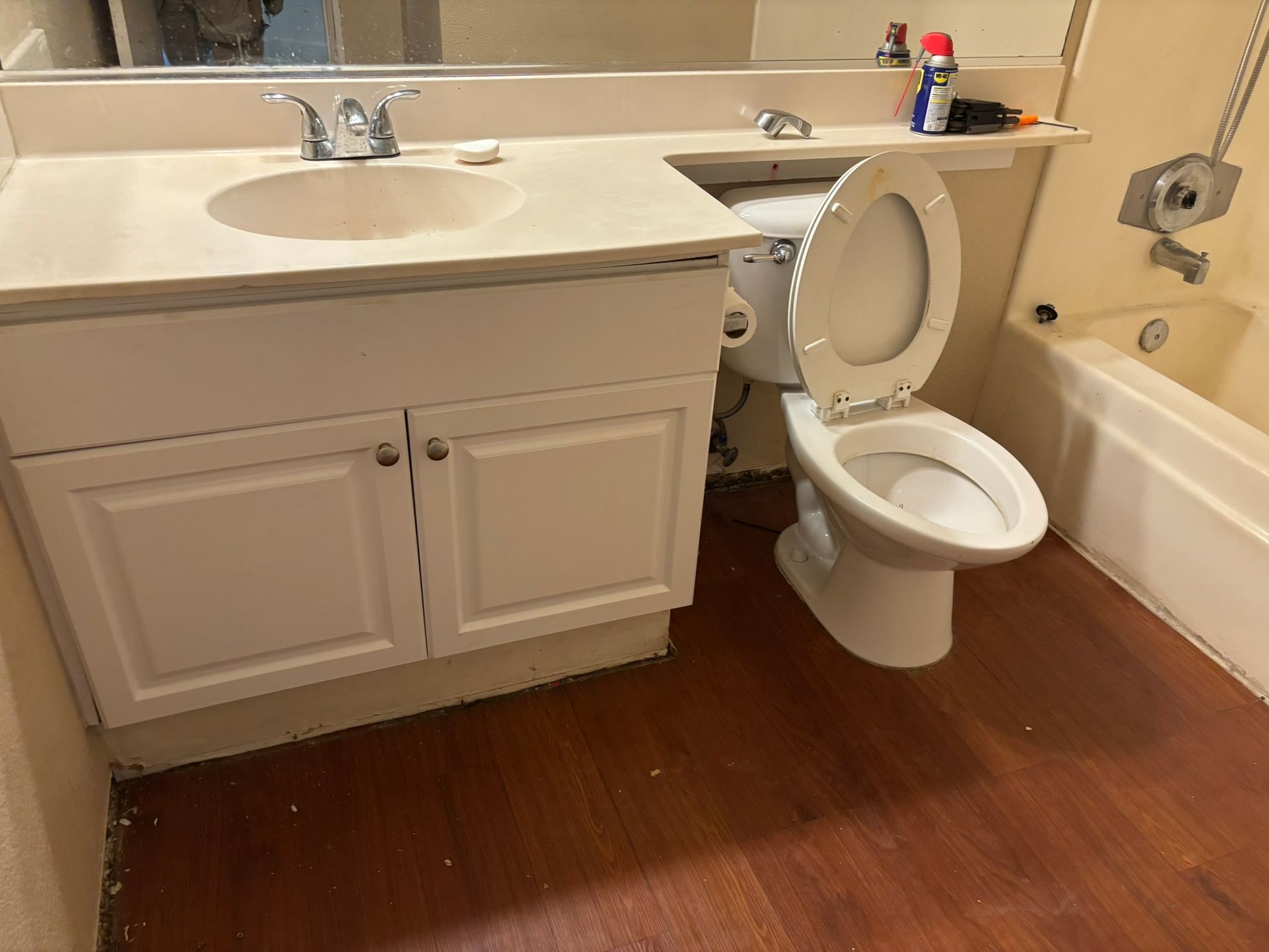 A bathroom with a toilet , sink and bathtub.