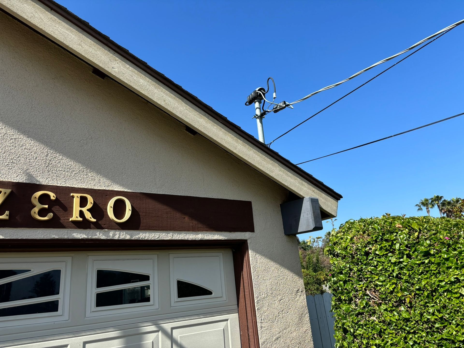 A garage with a sign that says zero on it