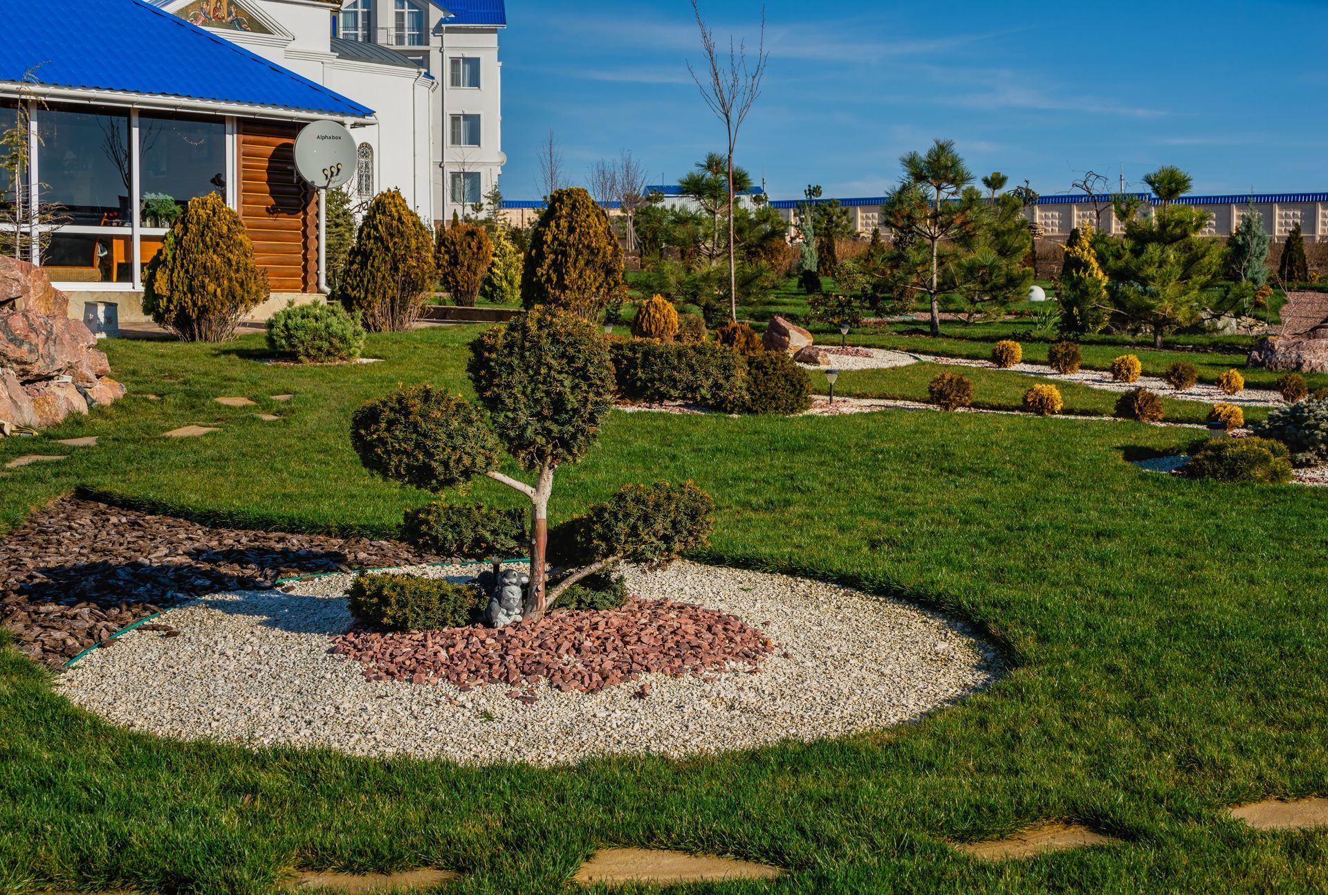 There is a tree in the middle of the garden.