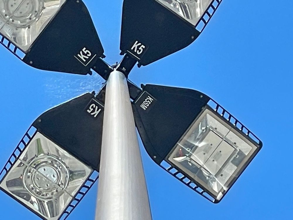 A street light with the letters k5 on it