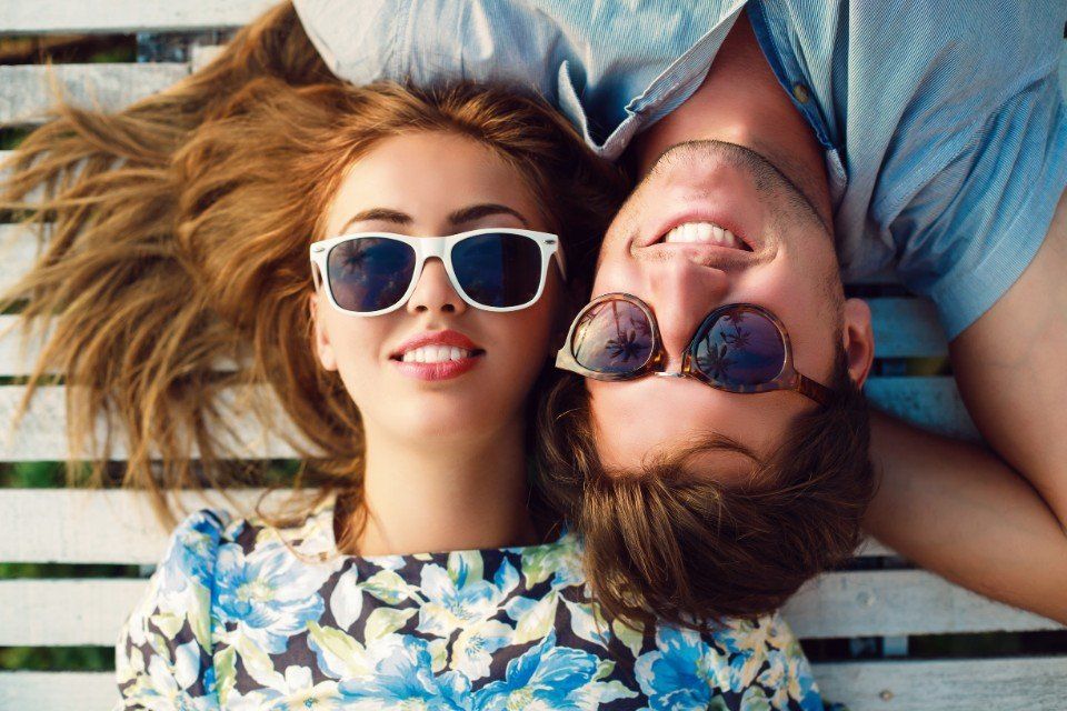 Giovane coppia con indosso occhiali da sole