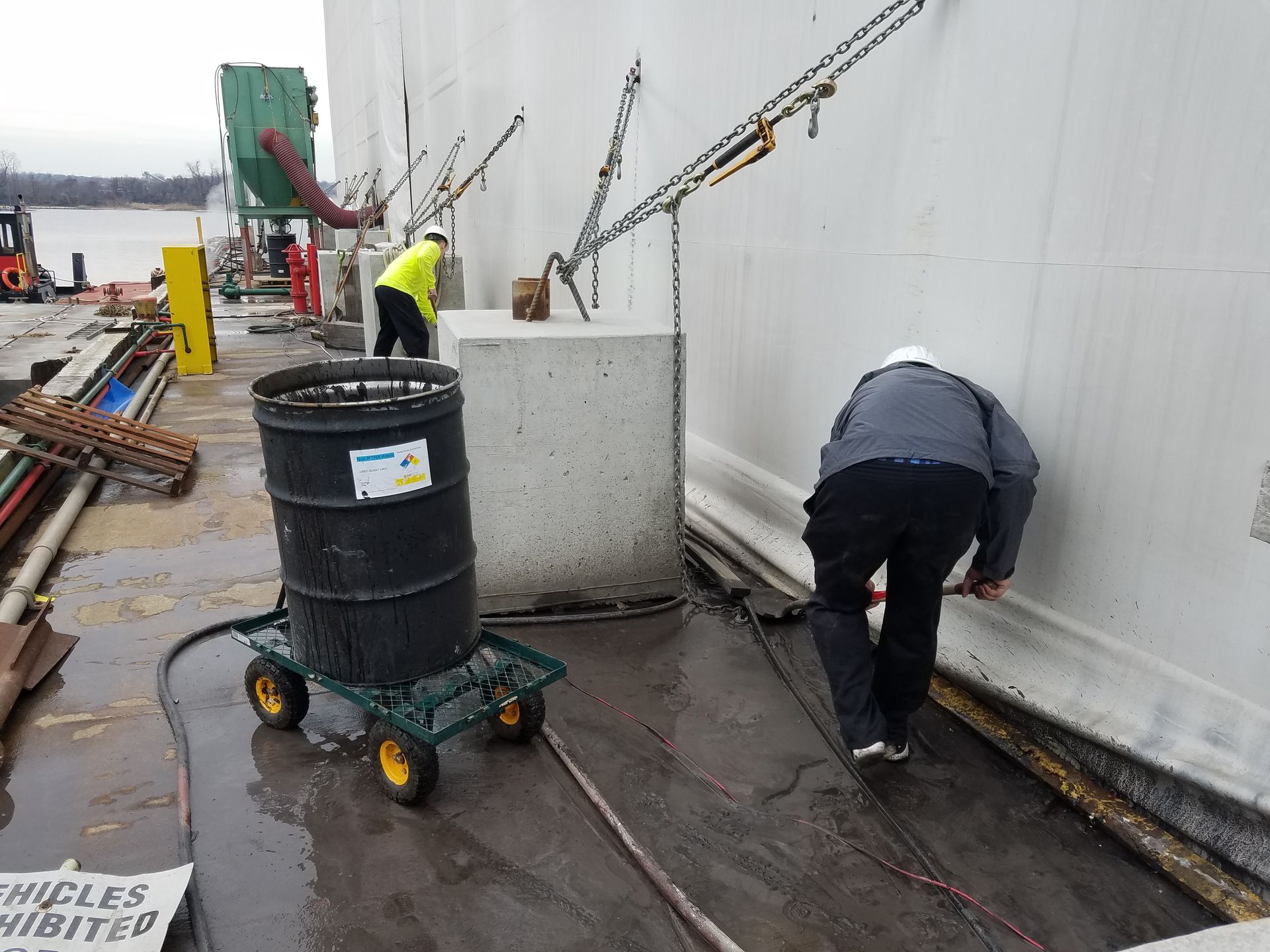 A sign that says vehicles visitor on it