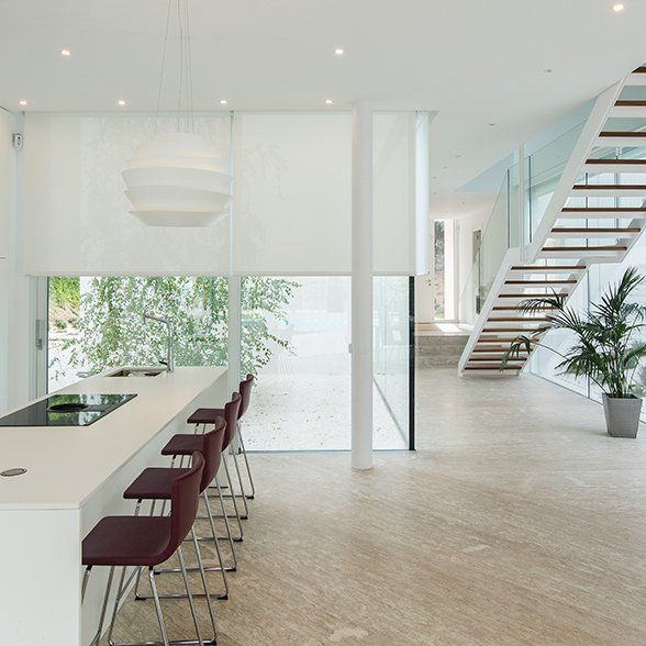 casa moderna con tende tecniche