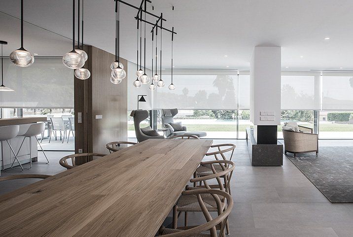 cucina con tende tecniche bianche