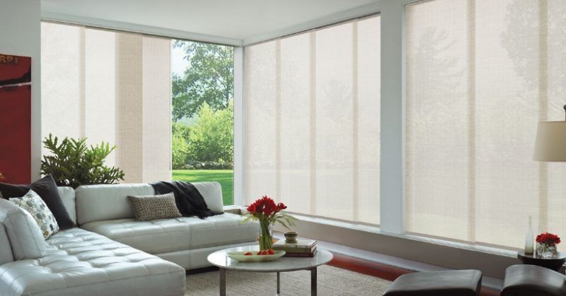 soggiorno con tende tecniche bianche