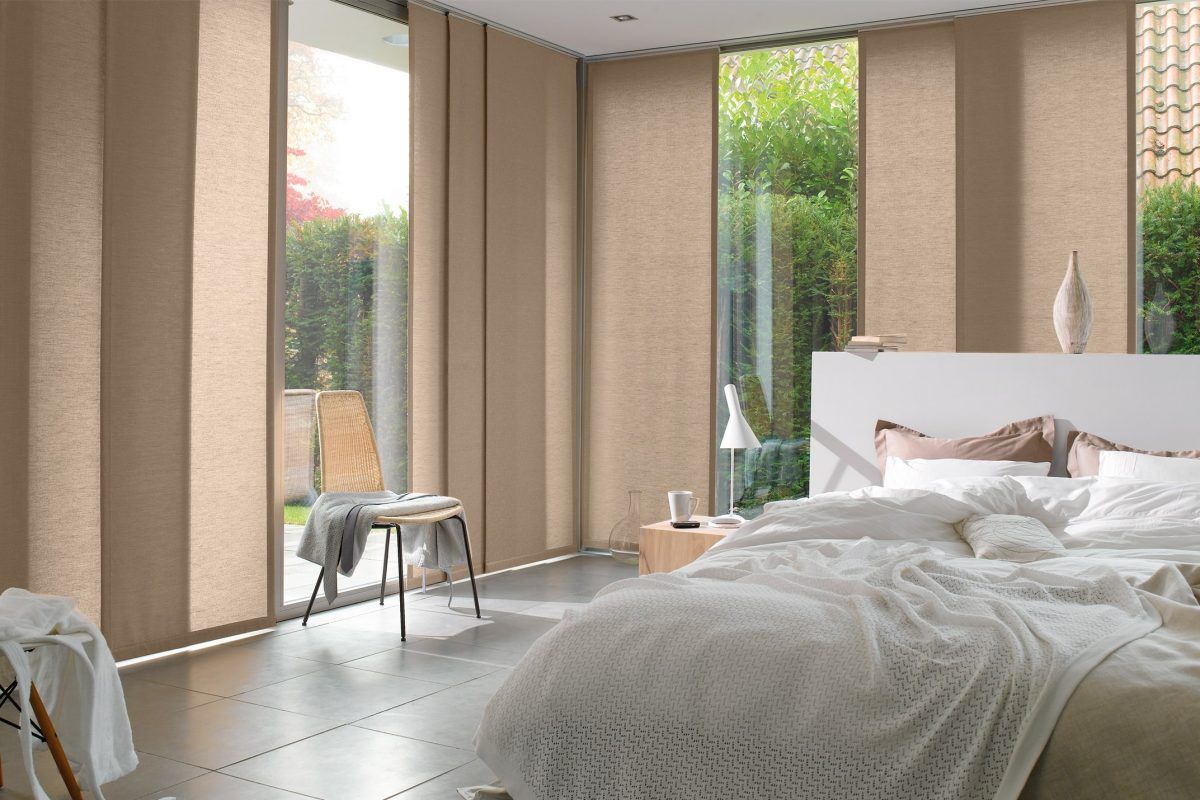 casa moderna con tende tecniche beige