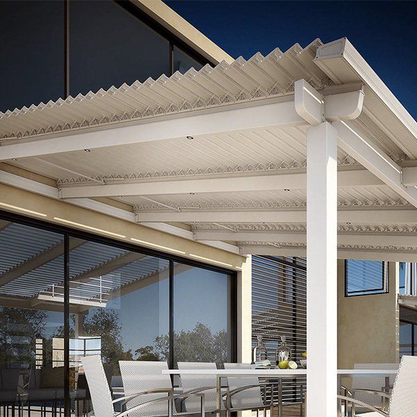 pergola bioclimatica laccata bianca