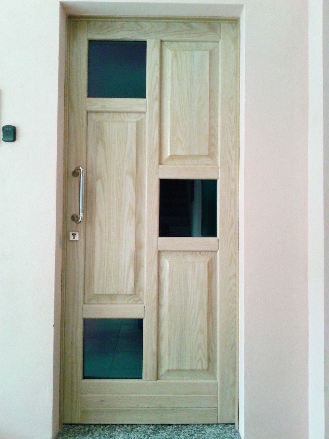 porta in legno con vetro