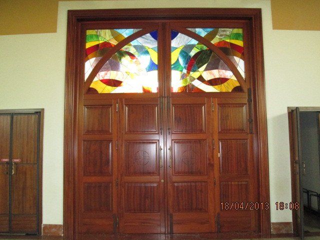 portone con decorazioni