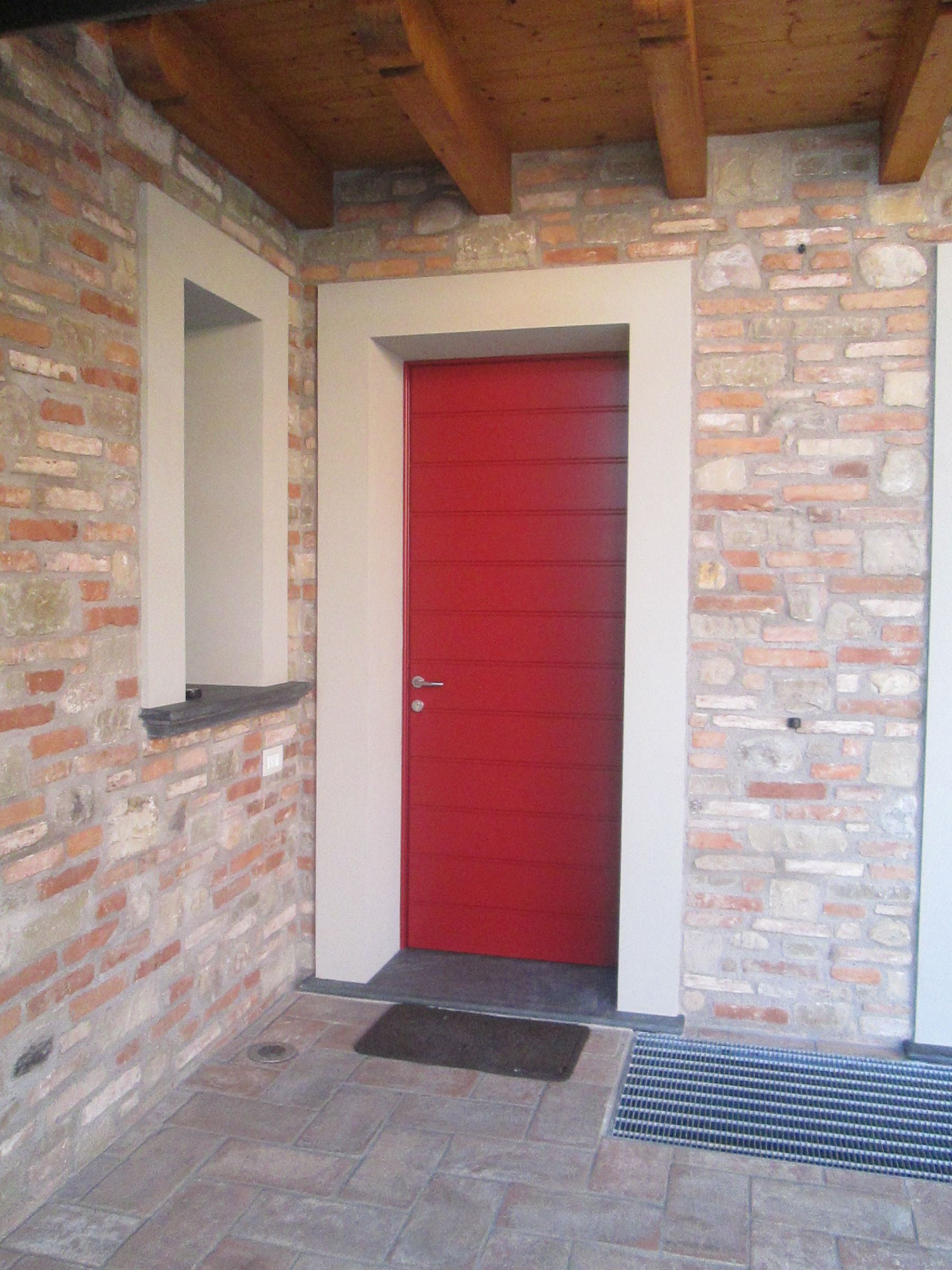 portone in legno rosso