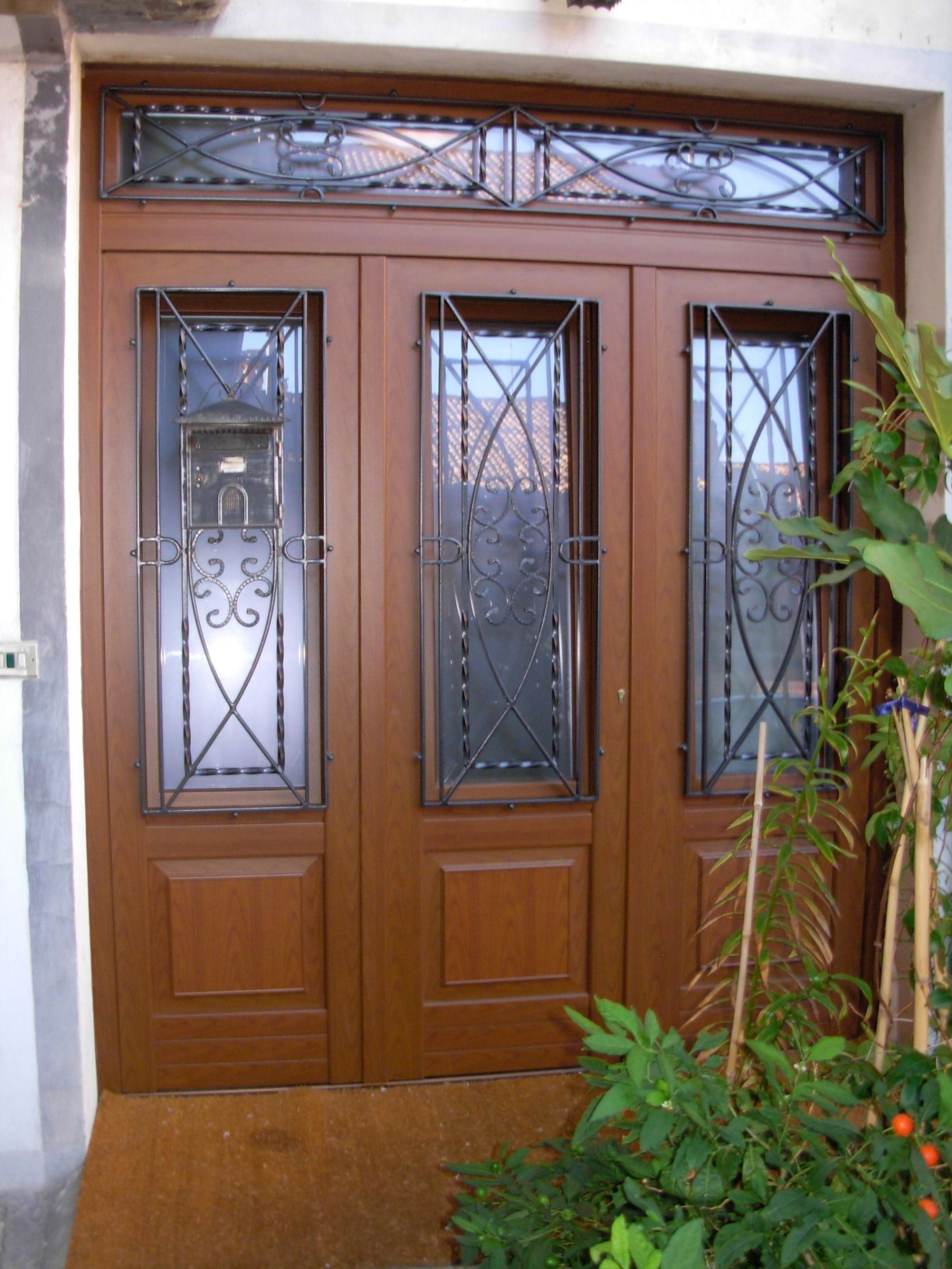 portoni su misura con vetri