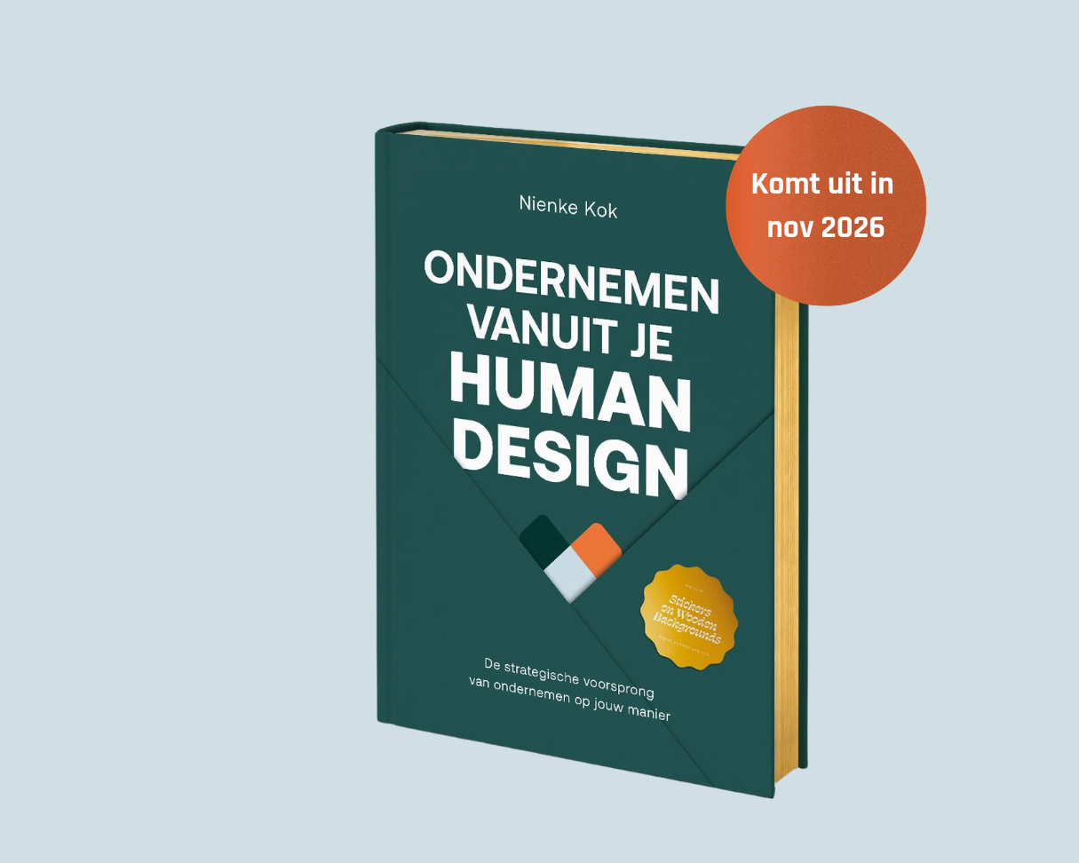 Nienke Kok, een lachende vrouw met gekruiste armen, een bril en een groene top, staat binnen met een architectonische achtergrond.